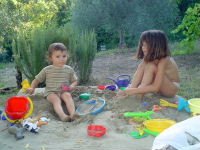 f&uuml;r kleine kinder haben wir einen sandkasten und eine schaukel