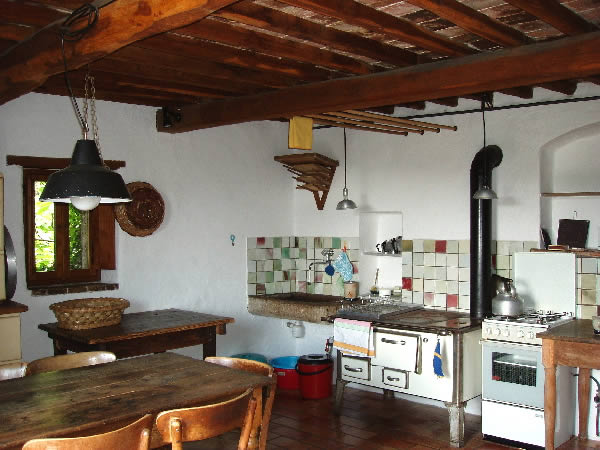 die gästeküche mit holzherd zum heizen und kochen